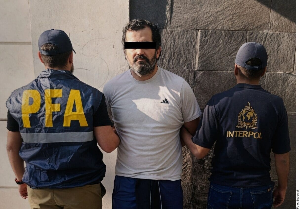 Sheinbaum confirmó que México pedirá la extradición del contralmirante Farías Laguna, capturado en Buenos Aires con pasaporte guatemalteco falso. Conoce los detalles del operativo internacional y las acusaciones en su contra.
