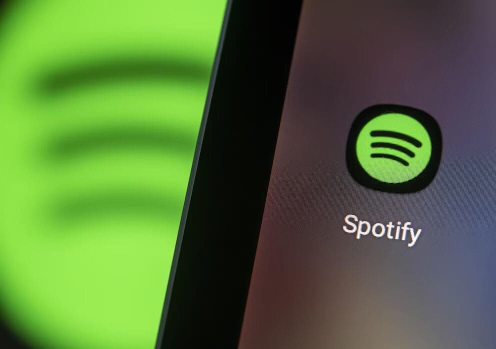 Spotify implementó un sistema de créditos que revela el uso de inteligencia artificial en la producción musical. Voces, instrumentos y postproducción podrían aparecer etiquetados. Conoce cómo funciona esta nueva función.
