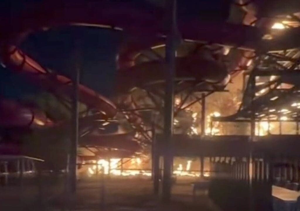 Un incendio provocado destruyó dos toboganes valuados en 1.6 millones de dólares en el parque acuático Las Anitas de Ciudad Juárez. Las cámaras captaron al responsable y la Guardia Nacional lo detuvo. Conoce los detalles.
