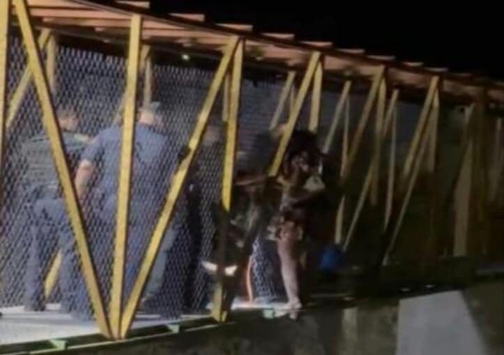 Policías y bomberos de Chihuahua rescataron a una mujer en situación de riesgo en un puente sobre el canal Chuviscar. El operativo requirió maniobras con cuerda y trabajo coordinado entre ambas corporaciones. Conoce los detalles.
