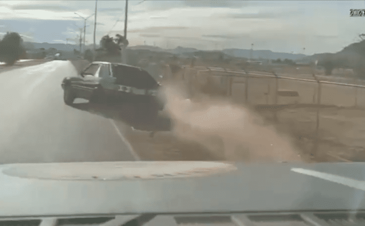 El sistema LPR detectó un Ford Mustang robado en Chihuahua y desató una persecución en la Fuentes Mares. El conductor intentó atropellar policías y chocó una patrulla antes de ser detenido. Conoce los detalles.
