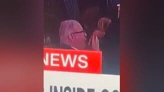 Un video viral muestra a un hombre cenando tranquilamente mientras todos se agachan durante el tiroteo en la Cena de Corresponsales de Trump en Washington. ¿La imagen más icónica de la noche? Conoce los detalles.
