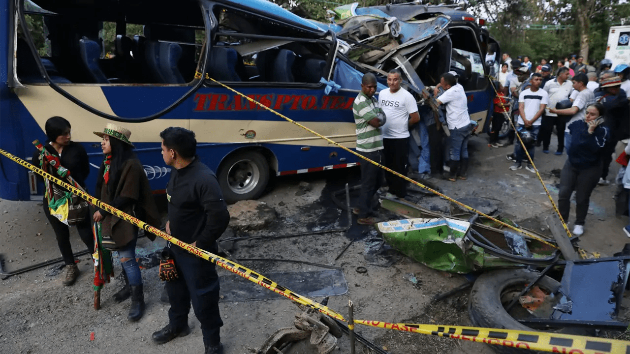 Un atentado con explosivo atribuido a disidencias de las FARC dejó 14 civiles muertos y 38 heridos en el Cauca, Colombia. Entre las víctimas hay cinco menores de edad. Conoce todos los detalles del ataque.
