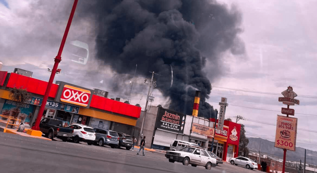 Un incendio con llamas de hasta 10 metros consumió una recicladora en la avenida Juan Pablo II de Chihuahua este domingo. Bomberos trabajan para controlarlo. No se reportan lesionados. Conoce los detalles.

