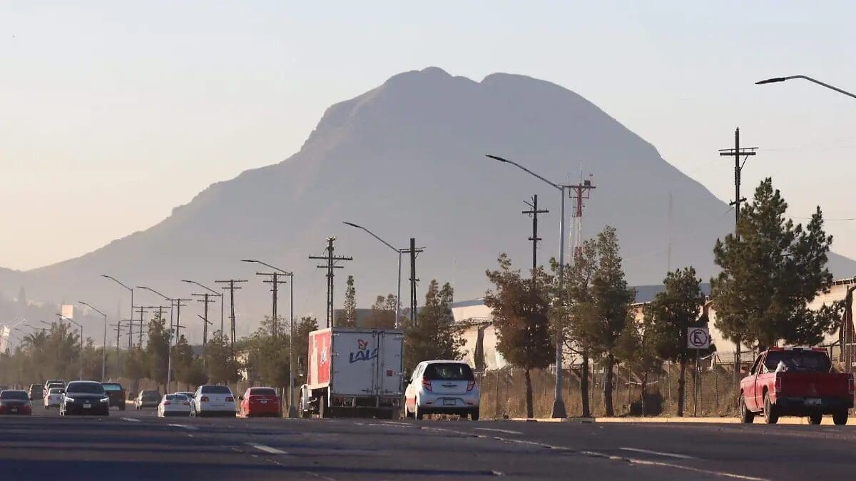 Protección Civil advierte calor de hasta 34 grados al inicio de la semana en Chihuahua, con rachas de viento de 45 km/h y un descenso térmico hacia el viernes 1 de mayo. Consulta el pronóstico completo aquí.
