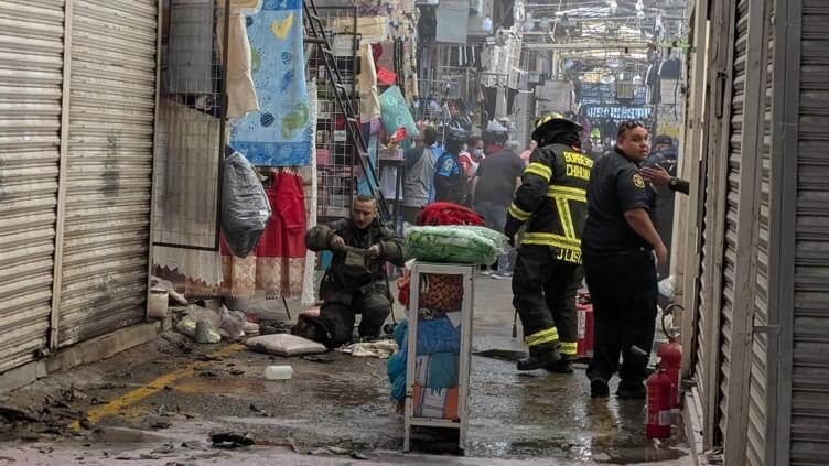 Un incendio en un local de cobijas del mercado El Pasito, en el Centro de Chihuahua, dejó dos personas lesionadas. Conoce todos los detalles de esta emergencia y el estado de las víctimas.
