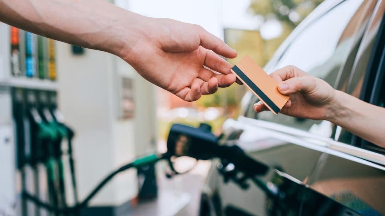 Sheinbaum anuncia la eliminación de comisiones bancarias en gasolineras desde el 1 de mayo. Pagar con tarjeta de crédito puede representar un ahorro de hasta 7.45 pesos por transacción. Conoce todos los detalles aquí.
