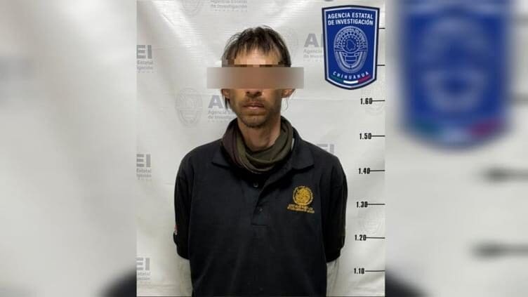 La AEI detuvo en flagrancia a un hombre que se hacía pasar por agente del INM en Nuevo Casas Grandes usando logos oficiales y equipo policiaco. Conoce los detalles del caso y qué investigan las autoridades.
