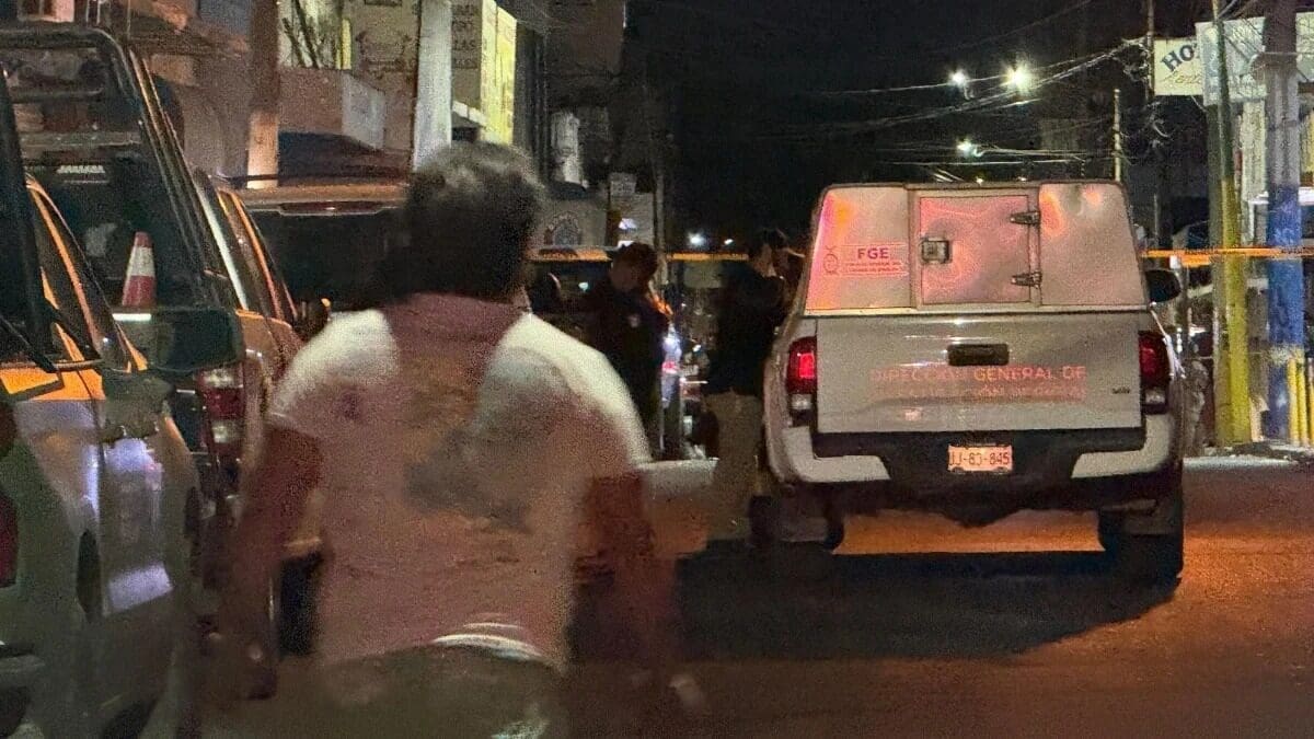 Una mujer de 18 años fue gravemente herida durante un ataque armado en la colonia 2 de Octubre, al sur de Chihuahua. Conoce los detalles del incidente y el estado del operativo para localizar a los responsables.
