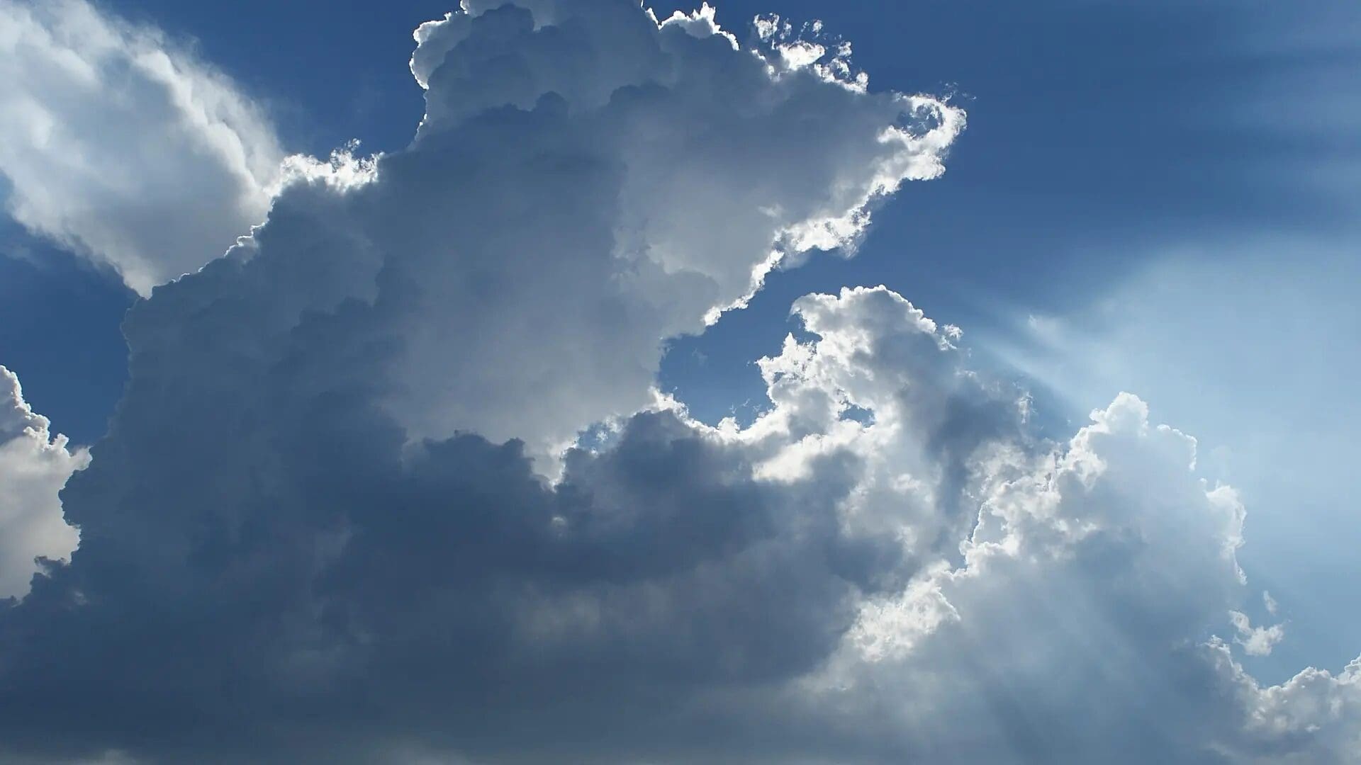 ¿Crees que los días nublados te protegen del sol? La ciencia dice lo contrario. Conoce los hallazgos de las principales universidades sobre la radiación UV invisible y qué puedes hacer para cuidarte.
