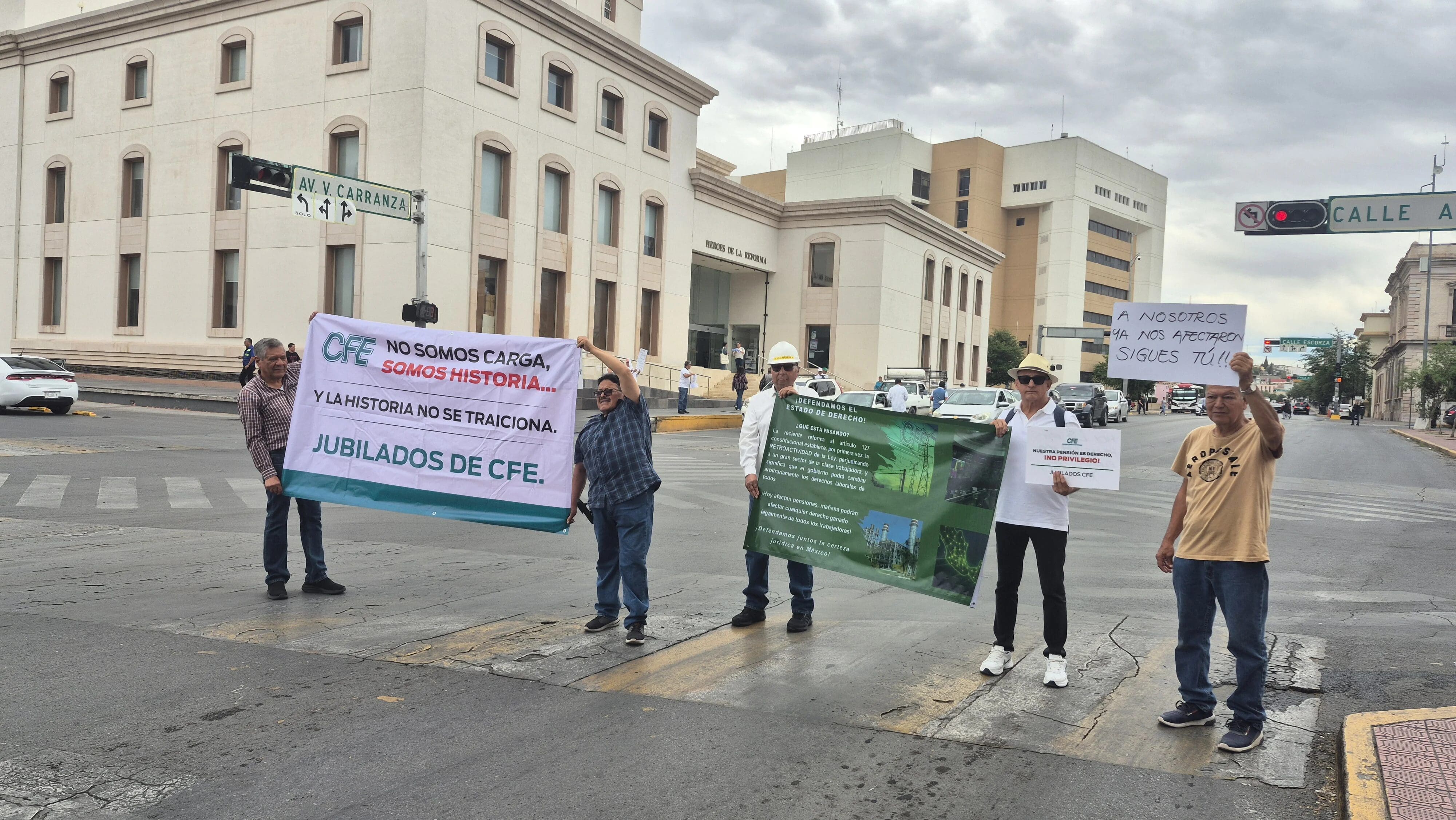Jubilados de la CFE protestaron en el centro de Chihuahua contra la reforma al artículo 127 que aplica retroactividad y reduce sus pensiones. Conoce los detalles de la manifestación y por qué los afecta.
