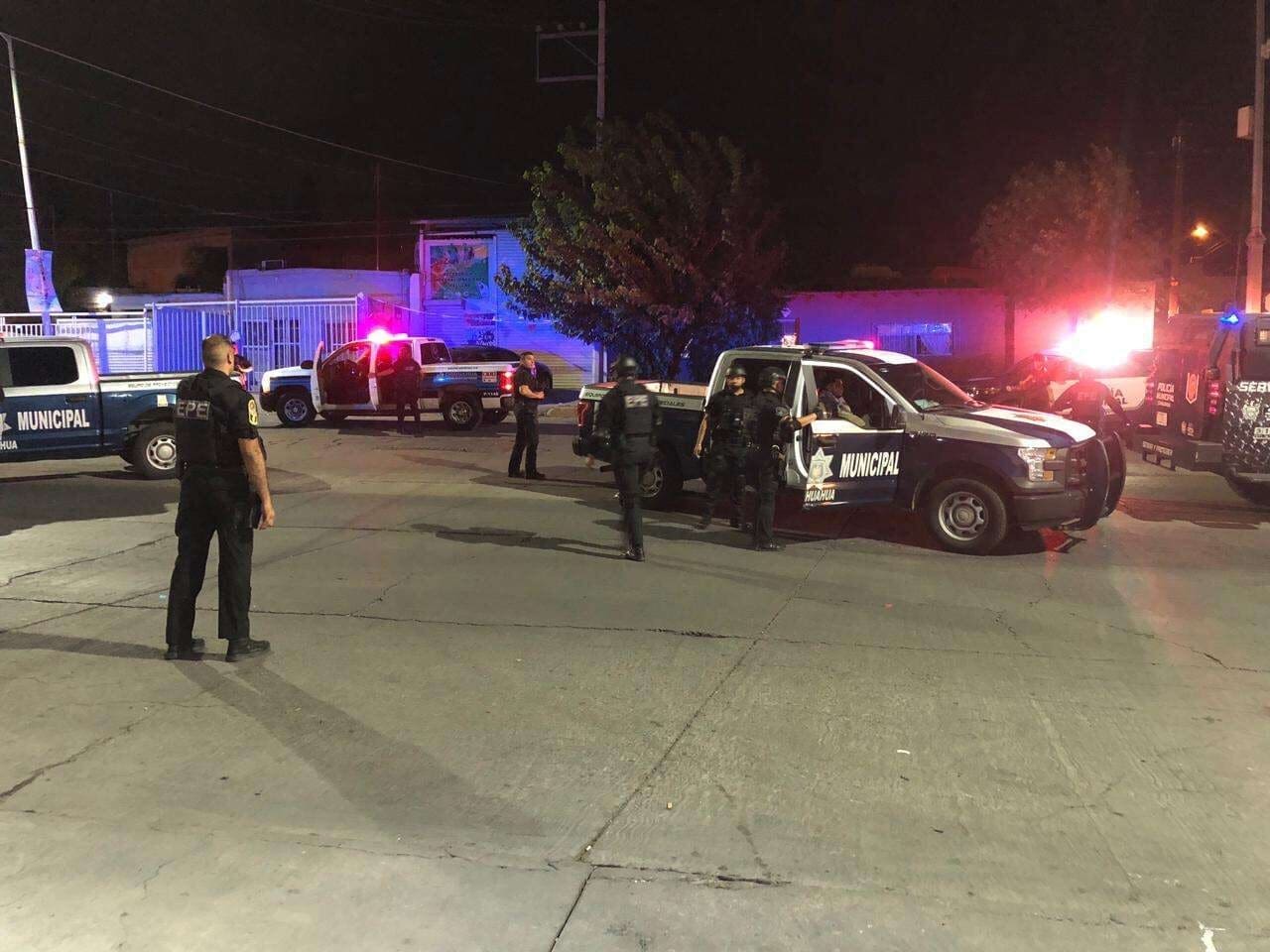 Un chofer de transporte de personal de maquiladora fue ejecutado de un disparo en la cabeza en Jardines de Oriente, Chihuahua. Sus pasajeros presenciaron el ataque y dieron el aviso a emergencias. Conoce todos los detalles.
