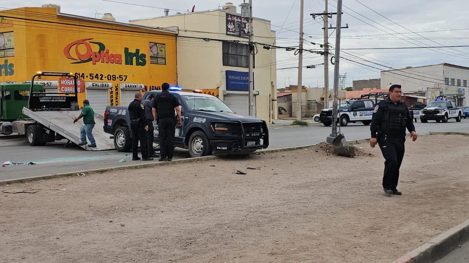 Una patrulla de la Policía Municipal de Chihuahua volcó en la avenida Equus mientras respondía una emergencia. El oficial resultó lesionado y fue trasladado a un hospital. Conoce todos los detalles aquí.
