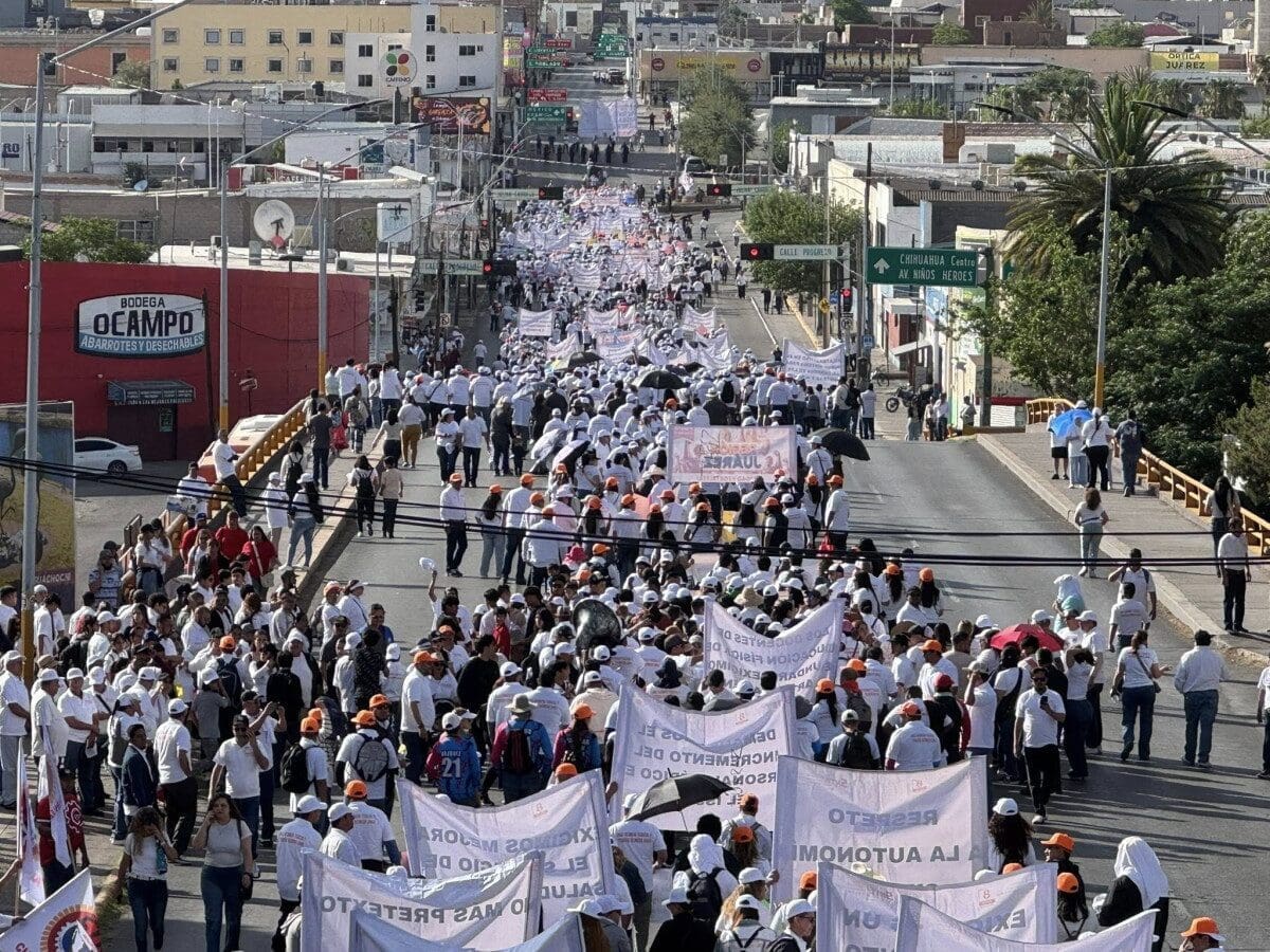 El magisterio de Chihuahua marchó el 1 de mayo exigiendo un nuevo hospital del ISSSTE, aumento salarial y homologación de carreras. Los maestros instalaron un templete frente a Palacio de Gobierno. Conoce todos los detalles.
