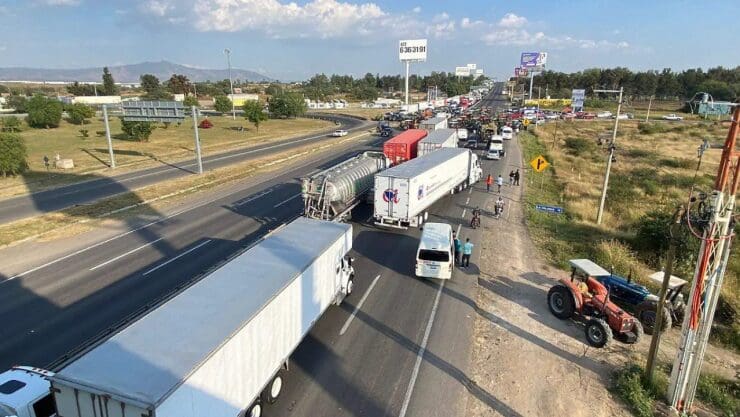 Bloqueo en caseta de Sacramento hoy lunes 6 de abril. Transportistas y agricultores inician paro nacional por alza al diésel en la carretera Chihuahua-Juárez.
