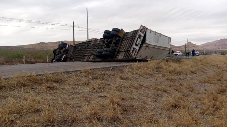 Volcadura de tráiler provoca cierre parcial en carretera Delicias-Chihuahua.