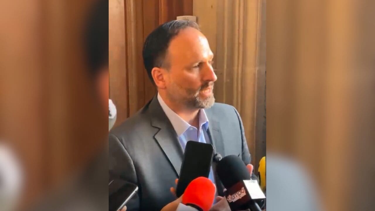 El secretario de Gobierno Santiago De la Peña respaldó a Maru Campos ante la marcha de Morena y aseguró que el partido intenta imponer un debate que no existe en Chihuahua, donde la ciudadanía apoya a la gobernadora.
