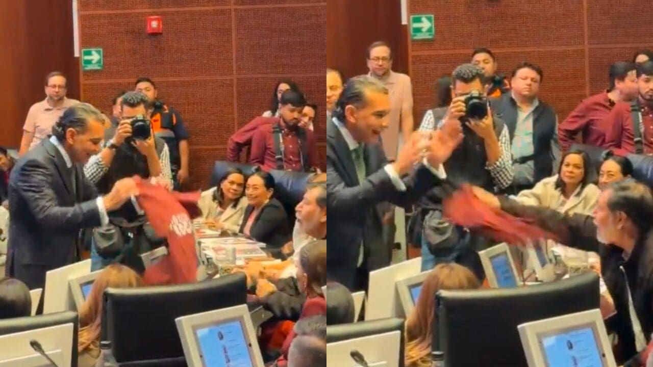 Gerardo Fernández Noroña y Luis Armando Melgar se avientan una prenda de "#YoConRocha" en el Senado.