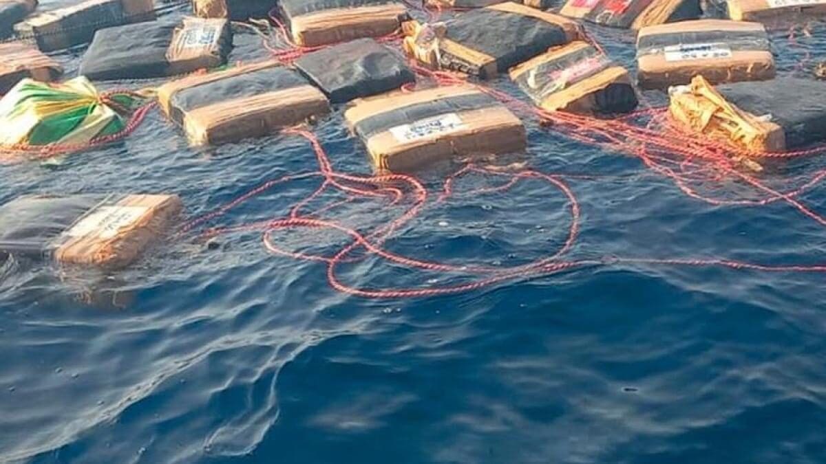 La Marina interceptó 2.145 toneladas de cocaína en el Golfo de Tehuantepec, Oaxaca. El decomiso representa una afectación de 4.3 millones de pesos al crimen organizado. No hubo detenidos. Conoce todos los detalles del operativo.
