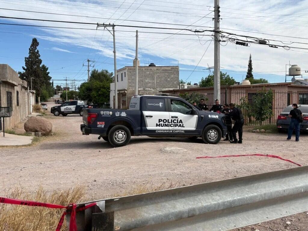 El cuerpo de una mujer de aproximadamente 30 años fue hallado con signos de violencia extrema en la colonia 20 Aniversario de Chihuahua. La FGE investiga para identificar a la víctima y esclarecer el crimen. Conoce los detalles aquí.
