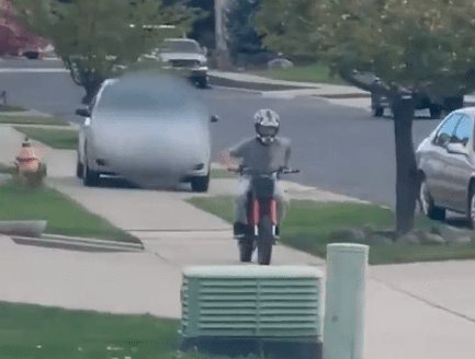Una mujer de 56 años fue arrestada en Spokane, Washington, tras perseguir con su auto a un niño en minimoto mientras conducía ebria. Vecinos grabaron todo y llamaron a las autoridades. Conoce los detalles del caso aquí.
