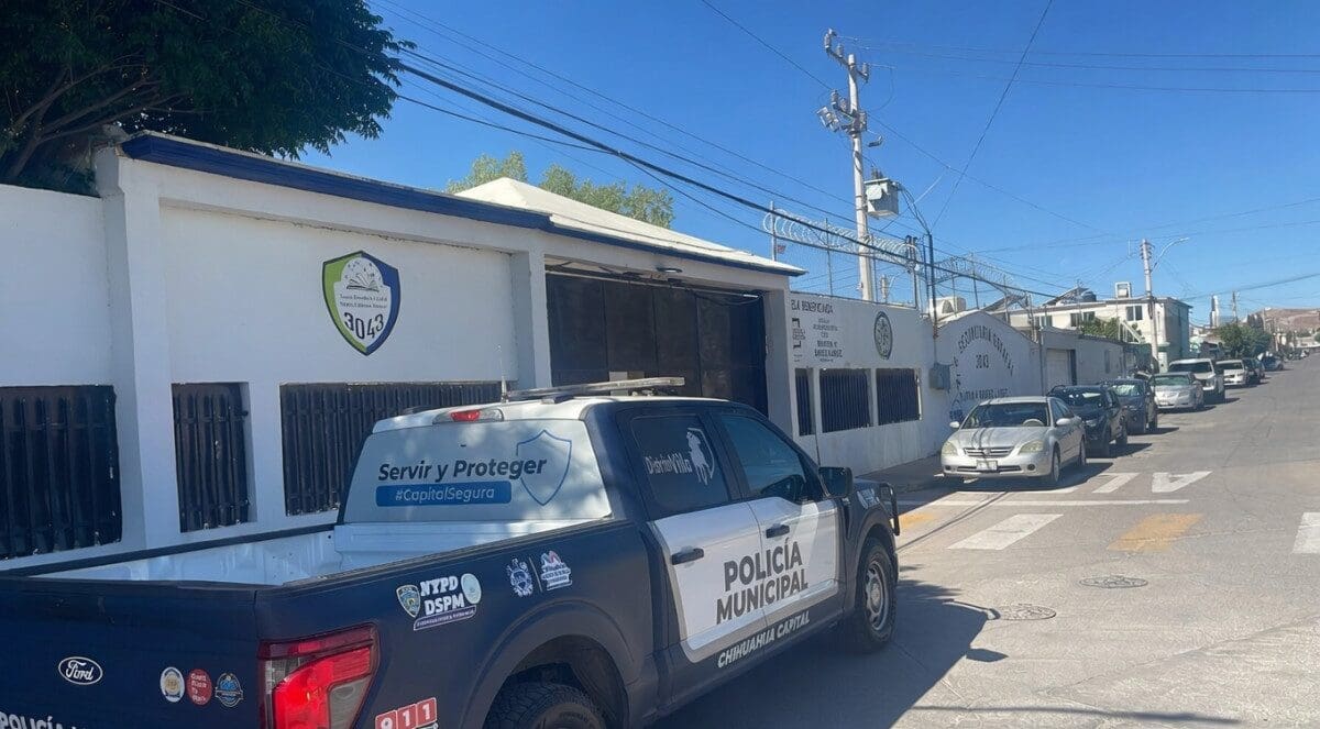 Una amenaza de tiroteo escrita en el baño de la Secundaria 3043 de Chihuahua provocó el desalojo de alumnos y la intervención de la FGE. Peritos investigan si la advertencia es real. Conoce los detalles aquí.
