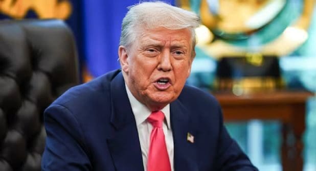 Trump anunció operaciones terrestres antidrogas en la frontera con México y acusó que los cárteles gobiernan el país. El anuncio llega una semana después de los cargos contra Rocha Moya. Conoce los detalles aquí.
