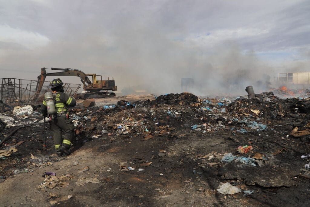 Bomberos de Chihuahua atendieron este viernes el tercer incendio en menos de dos semanas en la recicladora de Juan Pablo II y 57a. El primero consumió 160 toneladas. Conoce los detalles de los tres siniestros aquí.
