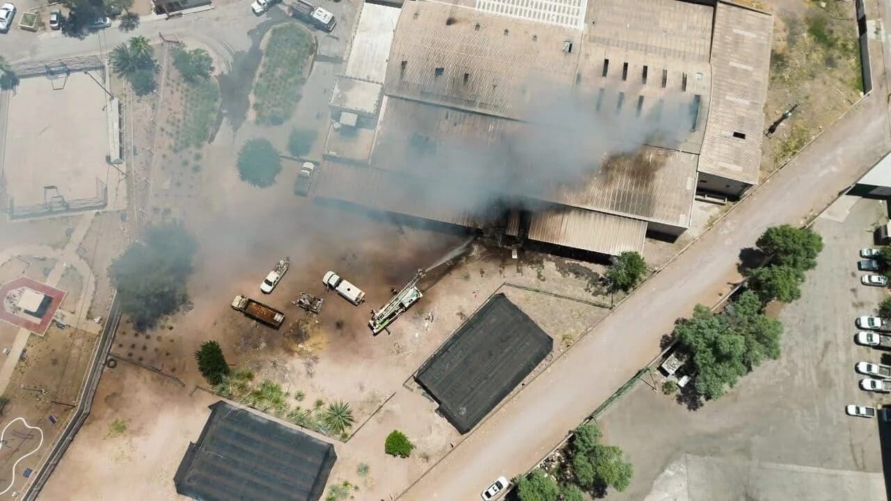 Bomberos de Delicias controlaron el incendio en Vinomex con drones, cámaras térmicas y 20 elementos. No hubo lesionados y el fuego no se extendió. Conoce cómo se desarrolló el operativo completo aquí.
