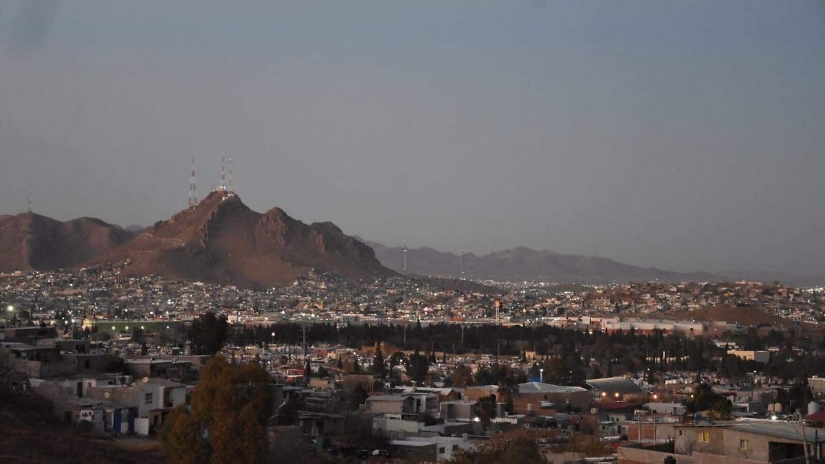 El Frente Frío 50 llega a Chihuahua este domingo con vientos de hasta 65 km/h en el sureste, 40°C en Chínipas y riesgo de tolvaneras en rutas clave. Protección Civil emite recomendaciones. Consulta el pronóstico completo aquí.
