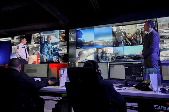La Policía Municipal de Chihuahua usa una red de más de 3,300 cámaras y 30 analistas tácticos para resolver delitos más rápido. Conoce cómo funciona la Plataforma Escudo y el Departamento de Análisis Táctico aquí.
