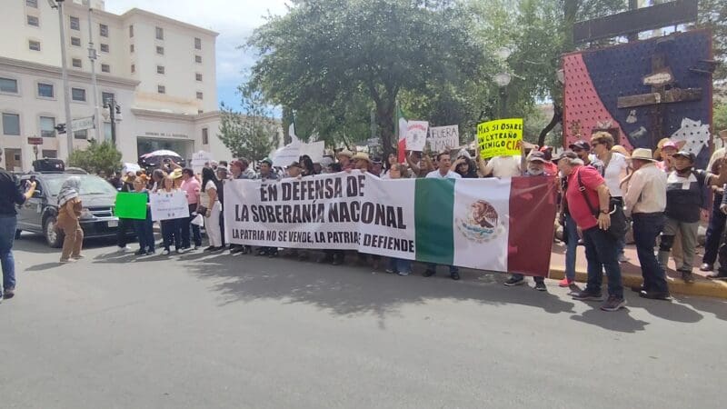 Unos 150 manifestantes cerraron la calle Aldama en Chihuahua exigiendo juicio político a Maru Campos y la salida de la CIA. Palacio de Gobierno cerró sus puertas. Conoce los detalles de la protesta.
