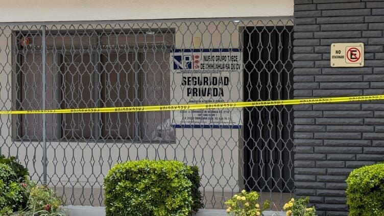 Roban nueve pistolas Glock, 3 mil cartuchos y una Ram negra al negocio de seguridad Grupo 13 en la colonia San Felipe de Chihuahua. Criminalística revisa cámaras. Conoce todos los detalles del asalto.
