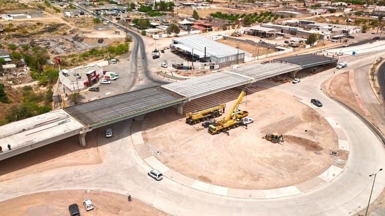El puente en carretera Aldama y avenida Fuerza Aérea de Chihuahua alcanzó el 65% de avance con todas las trabes instaladas. Obras Públicas prevé su entrega en agosto. Conoce los detalles de la obra aquí.
