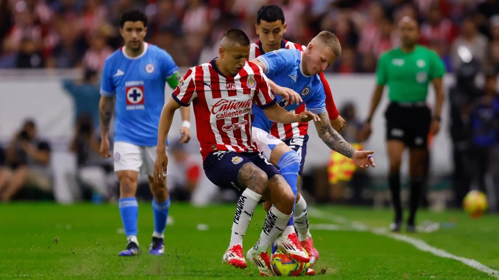 Chivas avanzó a semifinales de la Liga MX y espera rival: Clásico Nacional si América vence a Pumas, o revancha ante Cruz Azul. Las sedes también cambian por el Mundial 2026. Conoce todos los escenarios aquí.
