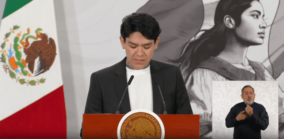 Junior H apareció en La Mañanera como vocero de México Canta dos meses después de criticar al gobierno en Texas por las restricciones a los narcocorridos. Reconoció que sus canciones anteriores "no sumaban". Conoce su postura aquí.
