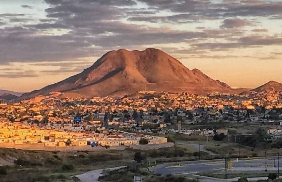 Protección Civil pronostica 33°C en Chihuahua capital este martes con vientos de hasta 45 km/h en varios municipios y lluvias con granizo en el sur. Consulta el pronóstico completo por municipio aquí.
