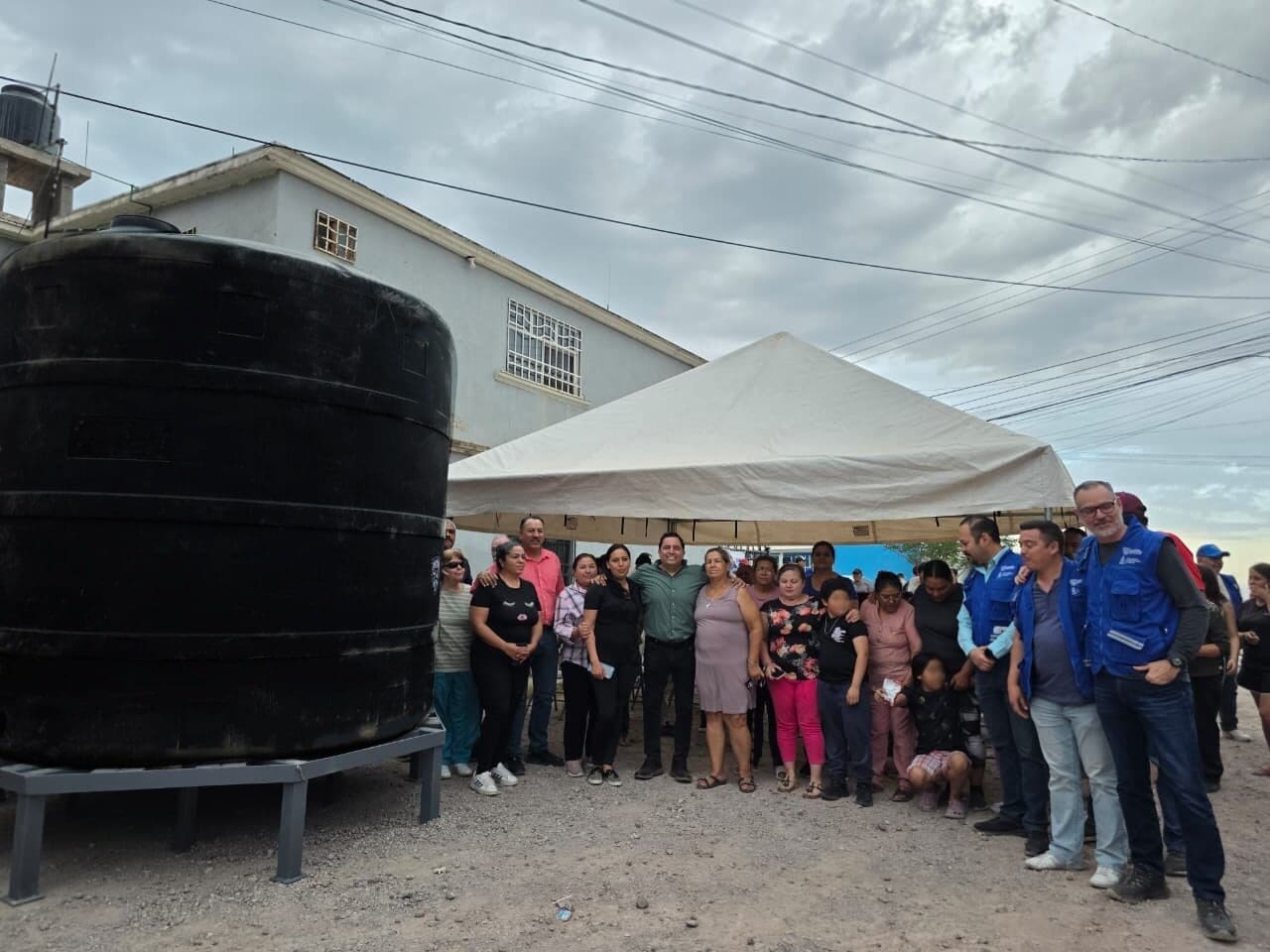 La JMAS instaló cinco tinacos de 10 mil litros en la colonia UP de Chihuahua para beneficiar a más de 80 familias con baja presión de agua. Conoce los detalles de la medida y las calles beneficiadas aquí.
