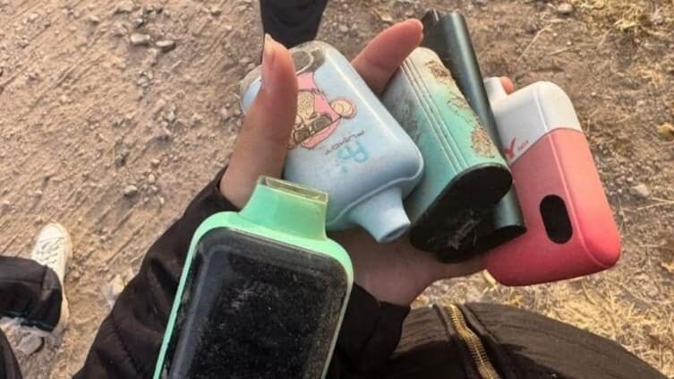 Un operativo K-9 sorpresa en el Bachi 10 de Chihuahua derivó en que alumnos lanzaran sus vapes por las ventanas para evitar el decomiso. Sin reporte oficial de sanciones aún. Conoce los detalles aquí.
