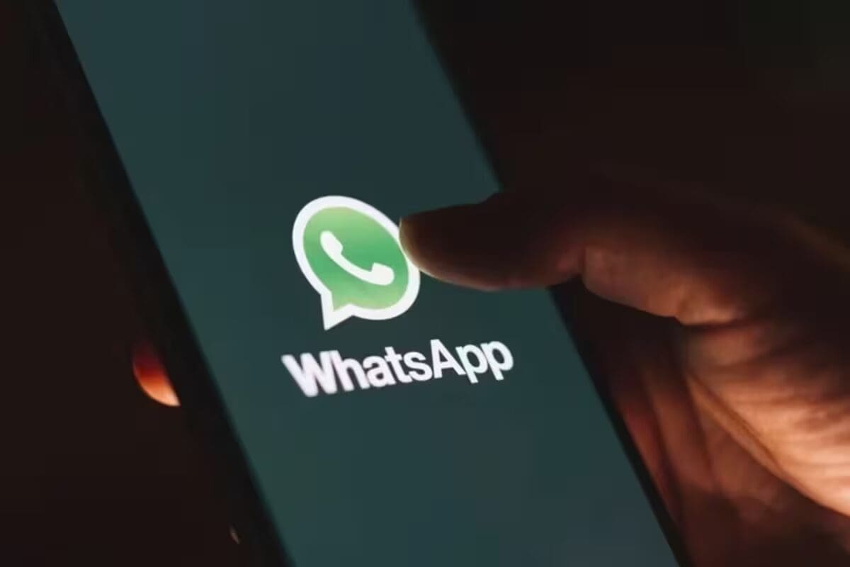 Delincuentes hackean cuentas de WhatsApp en Chihuahua usando grupos masivos para obtener códigos de verificación. La Policía Cibernética Municipal emitió una alerta y recomienda activar la verificación en dos pasos.
