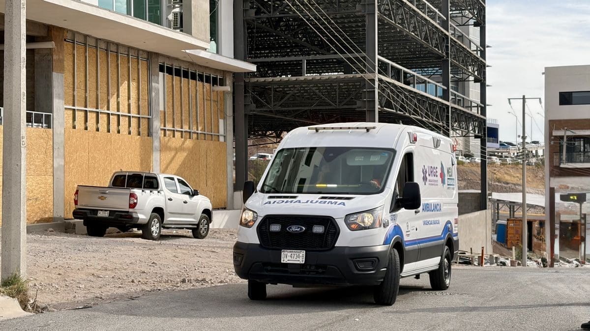 Una vendedora de burritos de 61 años fue atropellada por un montacargas que retrocedió sobre ella en una zona de construcción en la colonia Lomas del Valle, detrás del Hospital Ángeles de Chihuahua.
