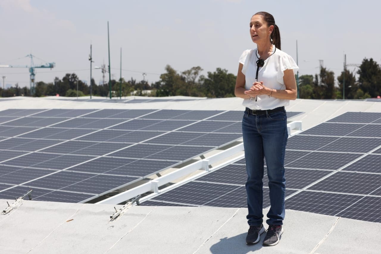 Sheinbaum impulsa el uso de energía solar para aires acondicionados y plantea sustituir equipos obsoletos que consumen demasiada electricidad, como parte de una estrategia para reducir costos en los hogares mexicanos.
