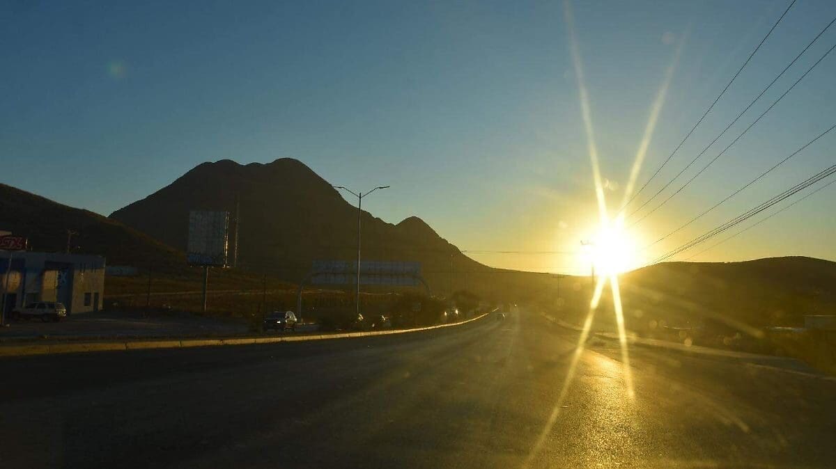 La CEPC advierte sobre temperaturas de hasta 41°C en Chínipas, vientos de más de 55 km/h y lluvias con granizo para este jueves y viernes en Chihuahua. Se esperan tolvaneras en las carreteras Chihuahua-Ahumada y Jiménez-Parral.
