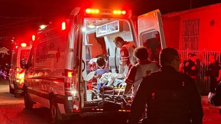 Una niña de 7 años llamó al 911 en Chihuahua para reportar que su madre atentaba contra su vida. Policías y elementos BOI llegaron al domicilio en Los Pinos y lograron reanimar a la mujer tras 30 minutos de RCP.
