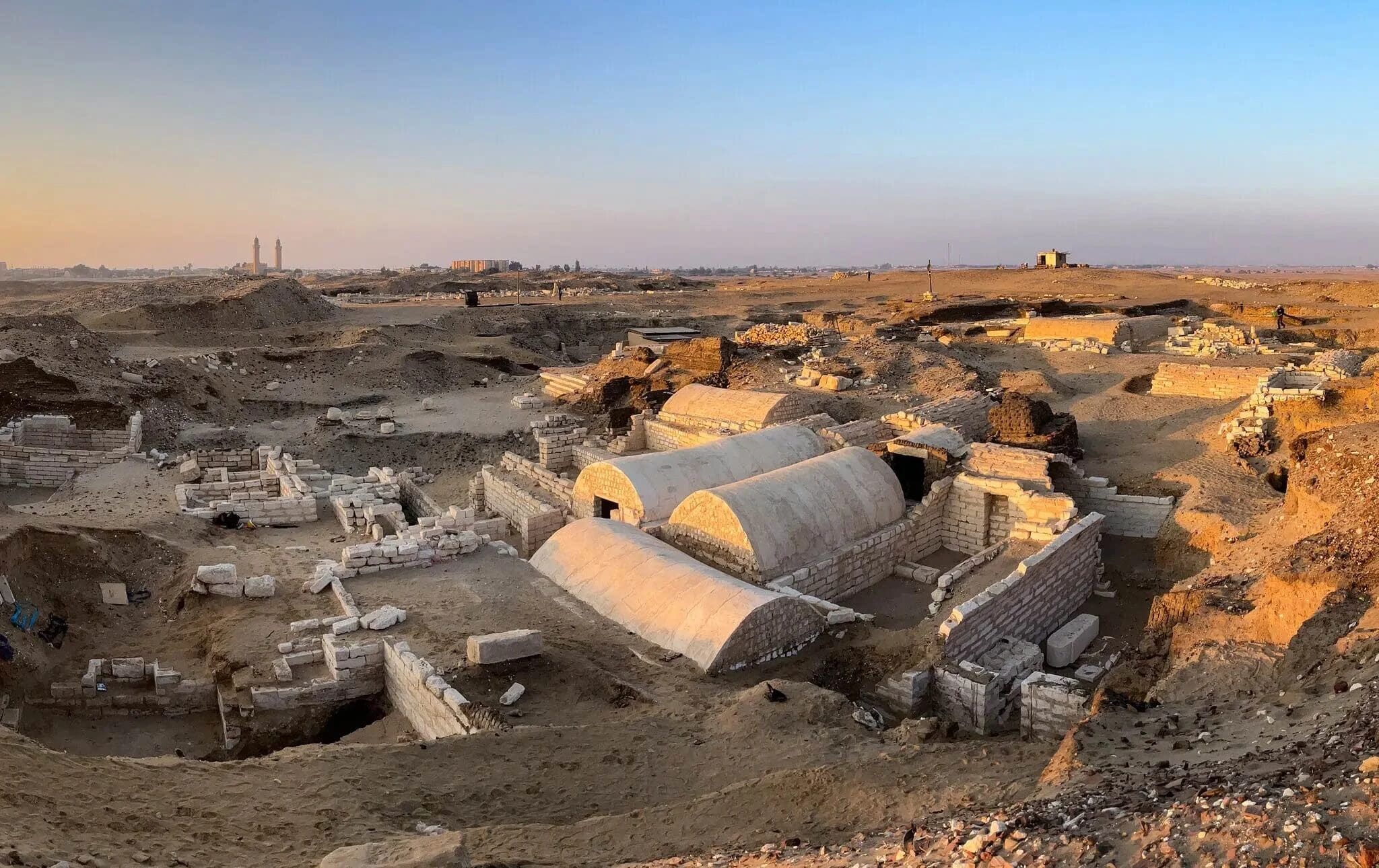 Arqueólogos de la Universidad de Barcelona descubrieron en Oxirrinco una momia de 2 mil años enterrada con un fragmento de la Ilíada de Homero sellado en arcilla, el primer hallazgo que confirma el uso espiritual de literatura griega en rituales funerarios egipcios.