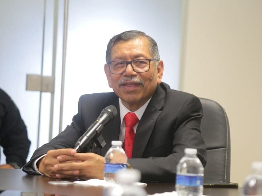 El general en retiro Gerardo Mérida Sánchez, exsecretario de Seguridad de Sinaloa, se entregó el 11 de mayo en Arizona. Es acusado de recibir más de 100 mil dólares al mes de Los Chapitos a cambio de filtrar información sobre operativos policiales.
