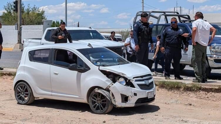 Tres hombres armados fueron capturados tras una persecución vehicular en el sur de Chihuahua que terminó cuando su vehículo chocó contra una plataforma en el Periférico R. Almada. Participaron corporaciones de los tres niveles de gobierno.
