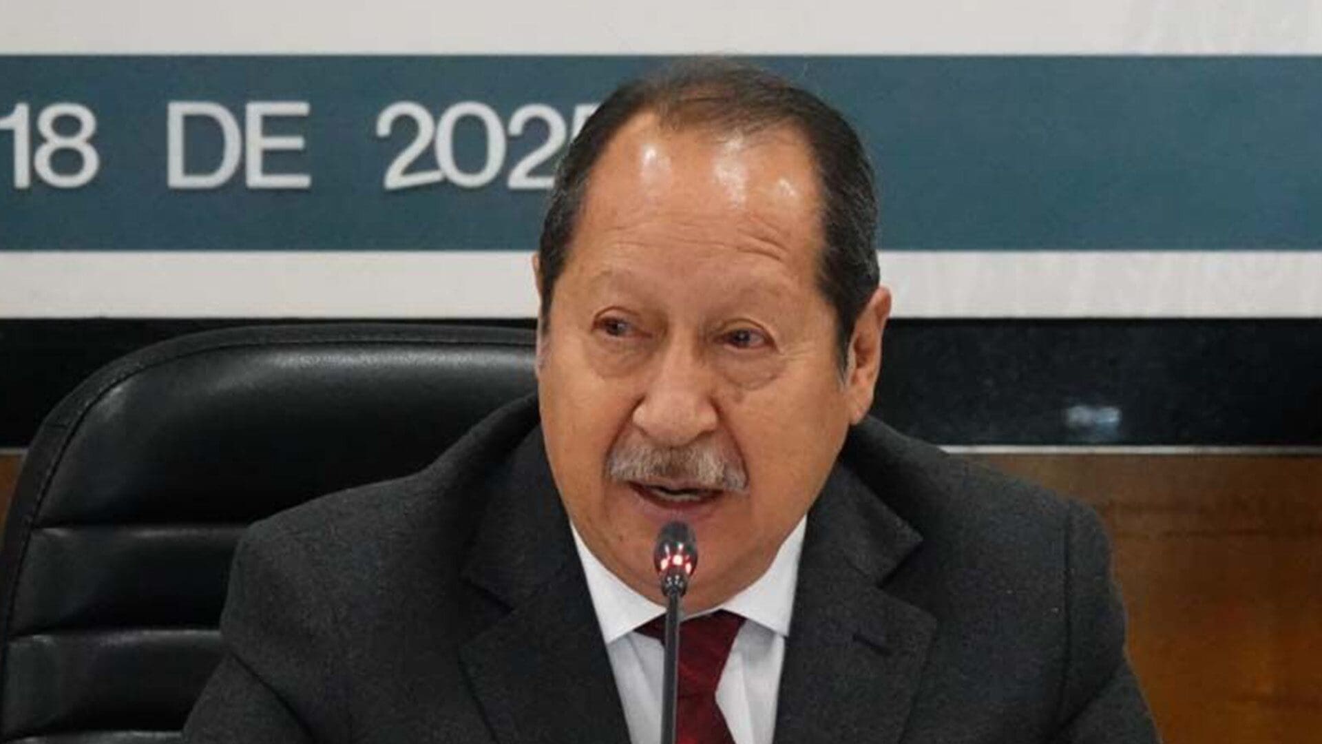 Un documento filtrado reveló que la FGE Michoacán citó al diputado federal de Morena Leonel Godoy Rangel a declarar como testigo este sábado 16 de mayo en la causa penal por el homicidio del exalcalde de Uruapan Carlos Manzo Rodríguez.
