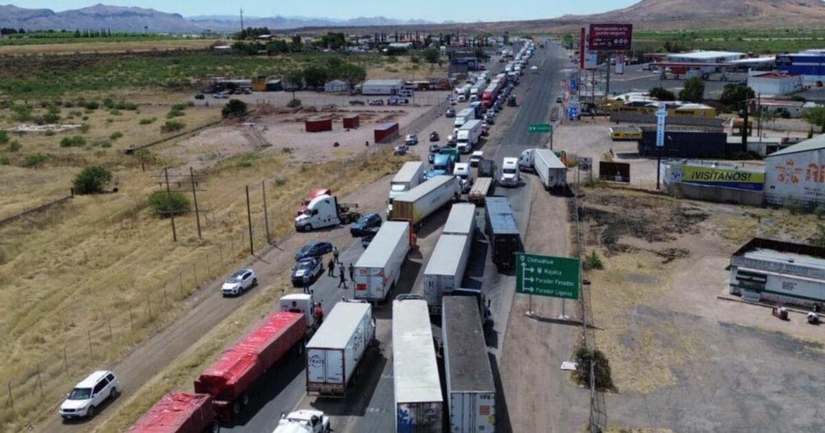 La senadora Andrea Chávez acusó al gobierno de Chihuahua de bloquear carreteras, retirar transporte público y colocar maquinaria de la Junta de Aguas en vialidades para obstaculizar la marcha de Morena del sábado 16 de mayo.
