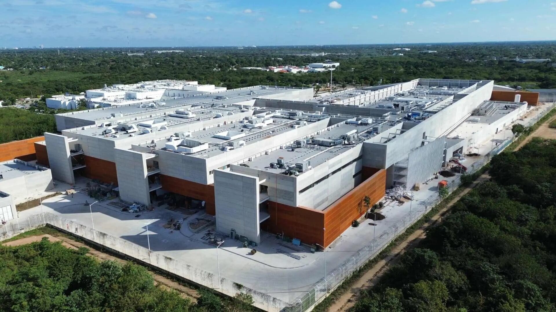 La presidenta Sheinbaum inauguró el Hospital General del IMSS-Bienestar en Mérida, el más grande del sureste mexicano, con 669 camas, 82 consultorios, más de 48 especialidades y atención completamente gratuita y universal.
